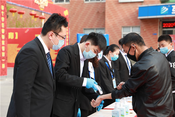 �y������