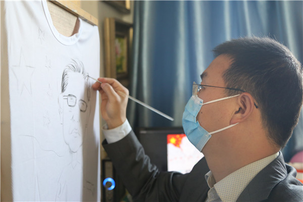 高老師認(rèn)真作畫