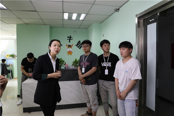 老師與畢業(yè)生交流