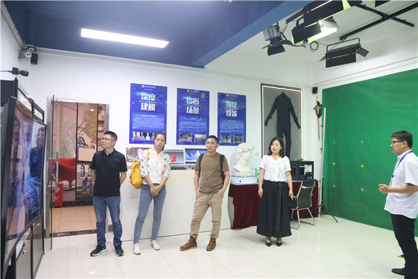 企業(yè)領(lǐng)導(dǎo)參觀新華