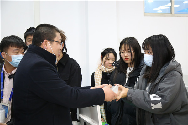 �ώ���W����Ԫ��