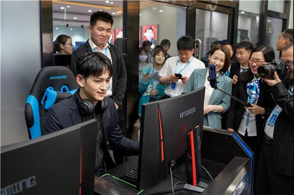 馬可參加英雄聯(lián)盟友誼賽