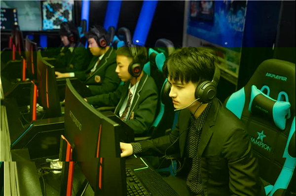 馬可和學(xué)生進(jìn)行比賽