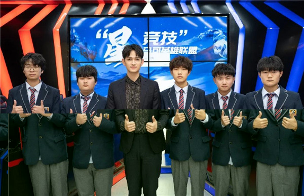 馬可和新華學(xué)生合影