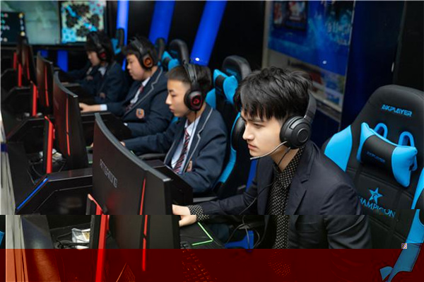 馬可和學(xué)生進(jìn)行電競比賽