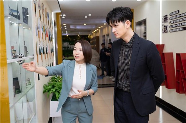 馬可參觀新華學(xué)生作品展