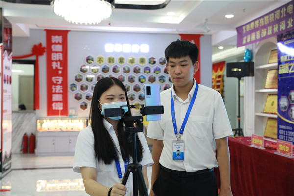 ʯ���f���A��X�WУ